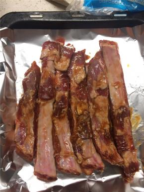 将腌制好的肋排放在铺有锡纸的烤盘上，剩下的调料汁也要均匀地浇在上面