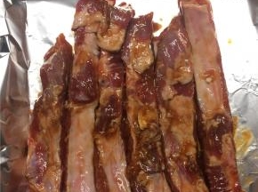 将腌制好的肋排放在铺有锡纸的烤盘上，剩下的调料汁也要均匀地浇在上面