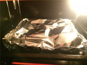 锡纸要有烤盘的两倍大，这样肋排放好后可以折起来做成一个密封的口袋