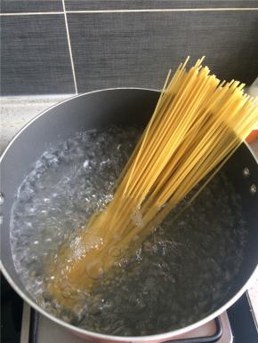 清水加一大勺盐煮开，下入意面至自己喜欢的软硬程度