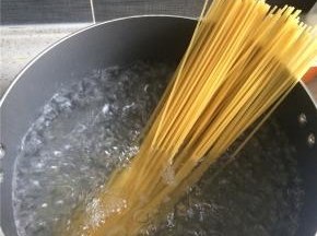 清水加一大勺盐煮开，下入意面至自己喜欢的软硬程度