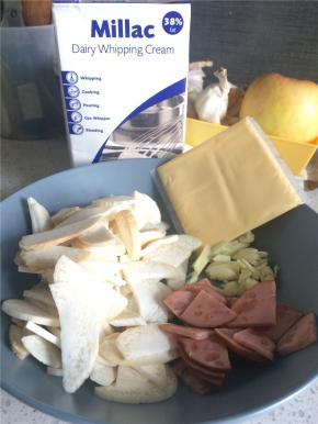 杏鲍菇切片，培根切小片，蒜切片