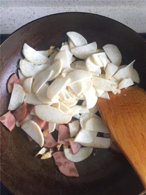 起锅热油爆香蒜片，下入培根杏鲍菇翻炒