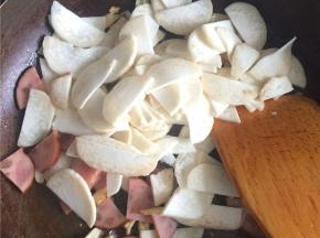 起锅热油爆香蒜片，下入培根杏鲍菇翻炒