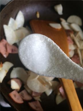 加盐调味，这时杏鲍菇会出水，继续翻炒至水分收干杏鲍菇边缘发黄