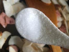 加盐调味，这时杏鲍菇会出水，继续翻炒至水分收干杏鲍菇边缘发黄