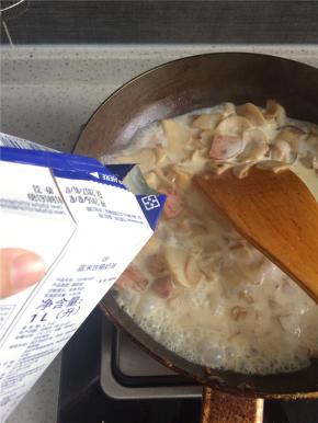 加入淡奶油，煮开后转小火