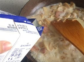 加入淡奶油，煮开后转小火