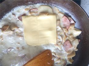 加入一片芝士搅拌至融化