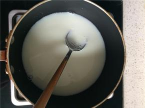 牛奶倒入锅中加热