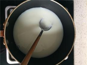 牛奶倒入锅中加热