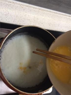 牛奶沸腾后倒入打散的蛋液