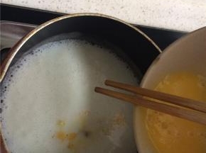 牛奶沸腾后倒入打散的蛋液