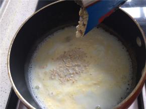 蛋液搅匀后马上倒入燕麦片，搅匀后关火加盖焖一分钟即可