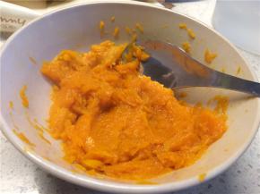 南瓜去皮切薄片加少量水封上保鲜膜，微波炉高火4分钟叮熟，趁热用勺子压成泥。