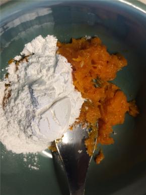 南瓜泥略晾凉后，加入白糖和糯米粉