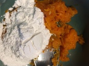 南瓜泥略晾凉后，加入白糖和糯米粉