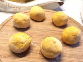 把面团分成均匀的小剂子