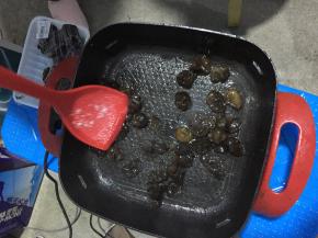 在锅内倒入适量的花生油,放鸡蛋在锅里炒1到2分钟