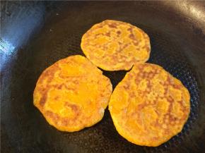 两面都煎至金黄即可