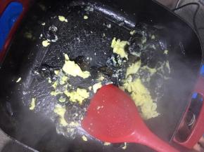 鸡蛋炒熟后放入切好的白菜