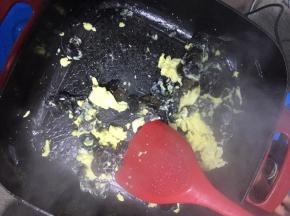 鸡蛋炒熟后放入切好的白菜