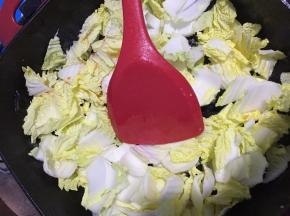 在锅内炒2到3分钟的白菜，然后放入少许辣椒或者辣椒酱