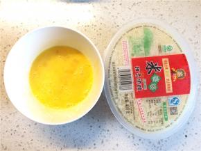 鸡蛋打散备用