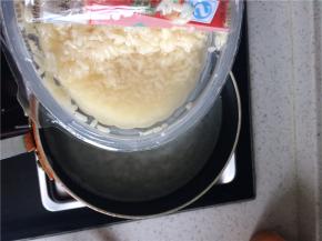 锅中加入适量清水，倒入醪糟，大火煮开