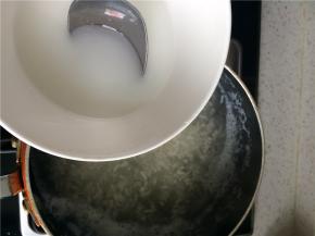 糯米粉加少量清水调成水淀粉，待醪糟煮开后倒入汤内并轻轻搅拌。