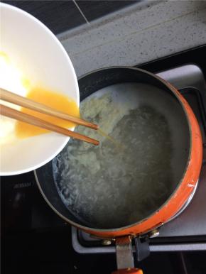 感觉到汤变粘稠即可倒入蛋液，让蛋液顺着筷子从高处慢慢留下就可以打出美丽的蛋花
