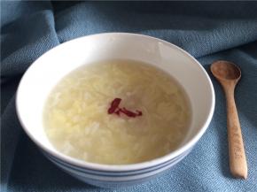 蛋液倒完后轻轻搅拌使蛋花分散，待汤再次沸腾即可关火，出锅前可根据个人口味加糖调味即可