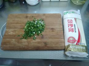 小葱洗干净后切成小丁，挂面也拿出待用。