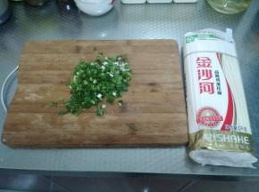 小葱洗干净后切成小丁，挂面也拿出待用。