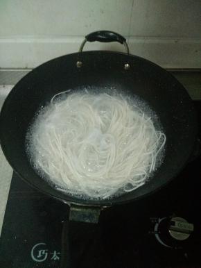 水沸后取适量挂面放进锅里，煮4分钟煮熟。