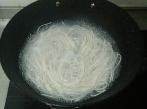 水沸后取适量挂面放进锅里，煮4分钟煮熟。