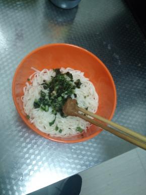 将葱油浇在面条上，然后加上适量鸡精和花生酱进行搅拌