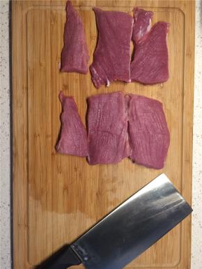 里脊肉洗净切成1厘米的薄片