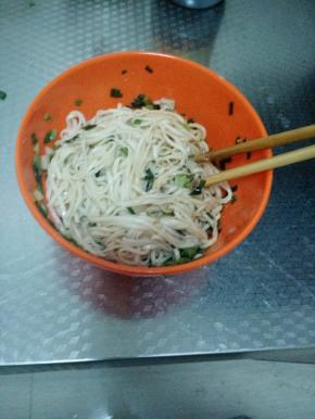 拌匀后趁热吃，否则面冷容易凝成一团。