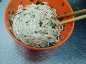 拌匀后趁热吃，否则面冷容易凝成一团。
