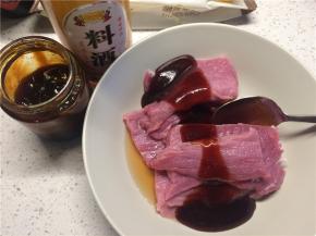 一勺料酒、两勺叉烧酱均匀涂抹在里脊肉片的两面