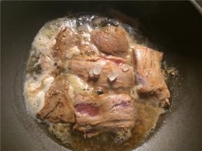 加水至没过肉片的高度，再加入一勺叉烧酱、一勺料酒、半勺老抽和一小把冰糖，大火煮开后转小火炖20分钟