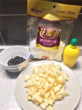 苹果去皮去核，切成小丁。放果酱的瓶子提前用开水烫好消毒