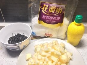 苹果去皮去核，切成小丁。放果酱的瓶子提前用开水烫好消毒