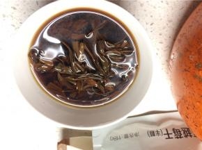 红茶加入200g沸水冲泡，盖上盖子泡15分钟