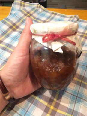 将做好的果酱放在玻璃瓶中，密封后冷藏保存。因为没有防腐剂，所以还是要尽快吃完哦！