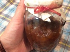 将做好的果酱放在玻璃瓶中，密封后冷藏保存。因为没有防腐剂，所以还是要尽快吃完哦！