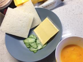 吐司两片去掉硬边，黄瓜切薄片，鸡蛋加盐打散备用