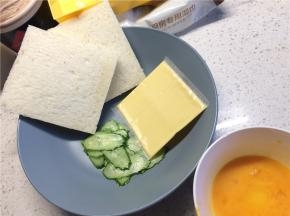 吐司两片去掉硬边，黄瓜切薄片，鸡蛋加盐打散备用