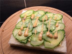 均匀地挤上沙拉酱，盖上另一片吐司